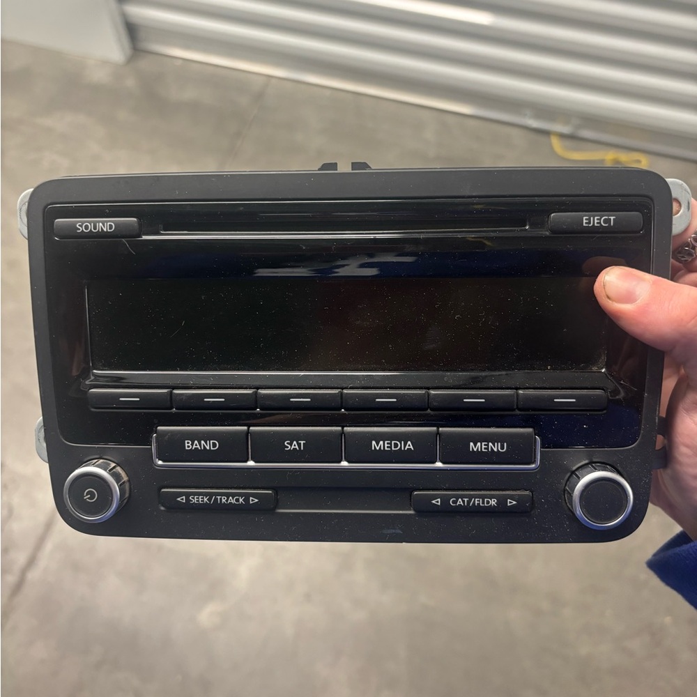 VW Volkswagen  AM FM Radio CD Player Stereo (Delphi) OEM 1K0 035 164 F